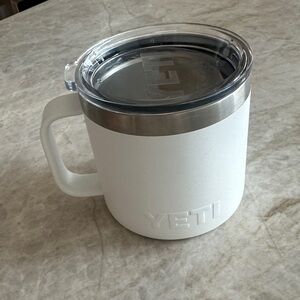 YETI White Mug with Clear Lid